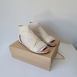 Gentle Souls by Kenneth Cole Break Elastic Sandal